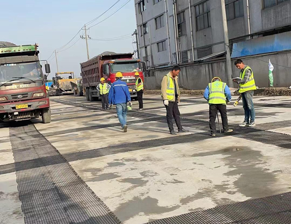 吴起老材料的新故事：玻璃纤维土工格栅如何在‘白改黑’浪潮中重获新生？